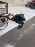 Ensemble d'outillage comprenant un étau, deux burins, un mal… (photo 2)