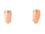 une photo d'une paire de boucles d'oreilles en corail et diamants