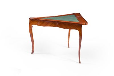 une photo d'une table en bois avec un plateau en verre