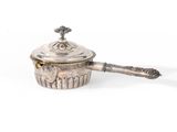 une saucière ancienne en argent, avec une cuillère et un couvercle, sur fond blanc
