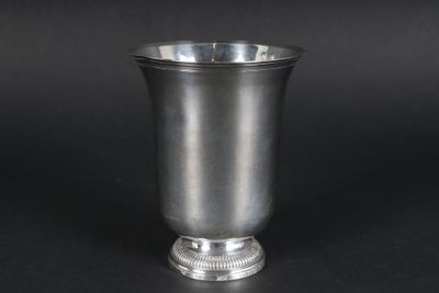 Timbale tulipe en argent. Le corps lisse repose sur une batt… - Photo 1