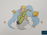 Le Petit Prince est assis sur un nuage parsemé d'étoiles