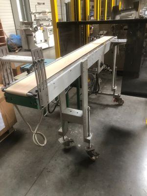 une photo d'un tapis roulant dans une usine