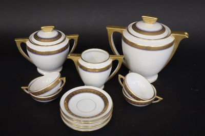 Partie de service à thé en porcelaine blanche à liseré doré …