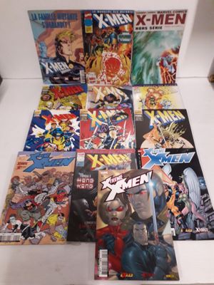 une pile de bandes dessinées posée sur une table blanche
