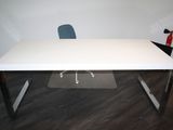 un bureau blanc avec une chaise bleue dans un coin