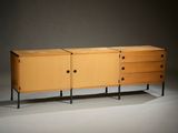 le buffet est en bois et comporte trois tiroirs