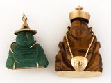 deux petites figurines de Bouddha assises l'une à côté de l'autre