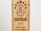 un gros plan d'une boîte en bois sur laquelle est posé un ballon de basket