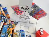 un panneau sur lequel est écrit « Achill », à côté d'un tas de bonbons