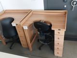 un bureau avec deux chaises et un plateau muni d'un tiroir