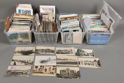 tout un tas de vieilles cartes postales posées sur une table