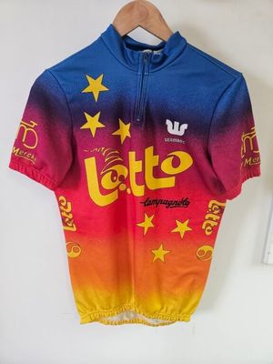 un gros plan d'un maillot suspendu à un cintre accroché au mur