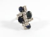 gros plan d'une bague en diamant et saphir sur fond blanc