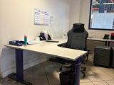 un bureau avec une chaise et un ordinateur dessus