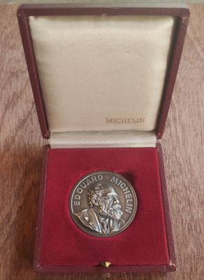 une image représentant une pièce d'argent dans un coffret rouge posé sur une table en bois