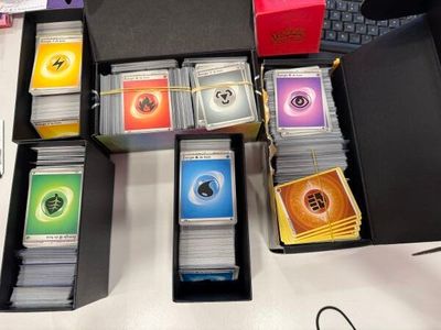 un lot de cartes posées sur une table