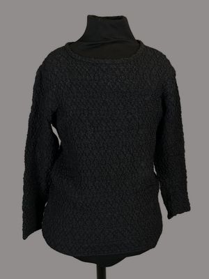 un pull noir sur un mannequin, un mannequin, un mannequin, un mannequin, un mannequin, un mannequin, un mannequin, un mannequin, un mannequin