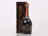 une bouteille de champagne devant un coffret