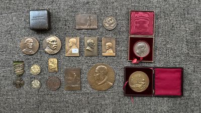 un lot de pièces de monnaie posées sur une table