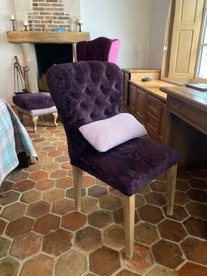 une chaise violette posée devant un bureau dans une chambre
