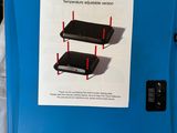 une boîte bleue sur laquelle figure l'image d'une plaque chauffante « Smart Broder »