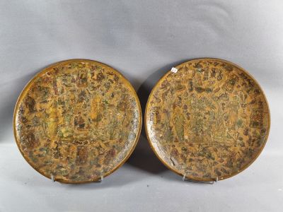 paire d'assiettes chinoises émaillées ornées de motifs verts et jaunes