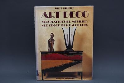 une image représentant un livre sur lequel figure l'illustration d'un vase posé sur une table