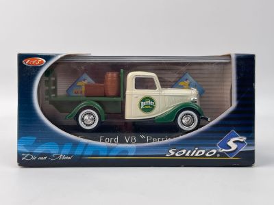 un camion miniature qui se trouve dans une boîte posée sur une table