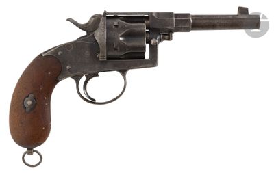 gros plan d'un pistolet avec une poignée en bois sur fond blanc