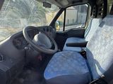 une photo d'une camionnette équipée d'une housse de siège bleue