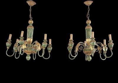 une paire de lustres verts et dorés avec des abat-jours en verre