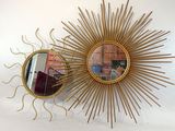 un miroir et un motif en rayons de soleil accrochés au mur