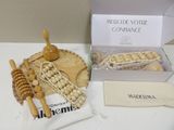 une boîte de biscuits et un sachet de biscuits posés sur une table