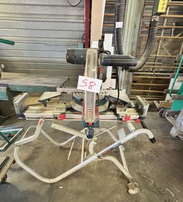 une machine posée sur une table dans une pièce