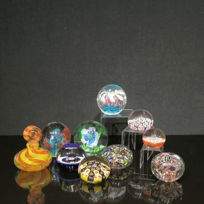 de nombreux objets en verre de différentes couleurs posés sur une table