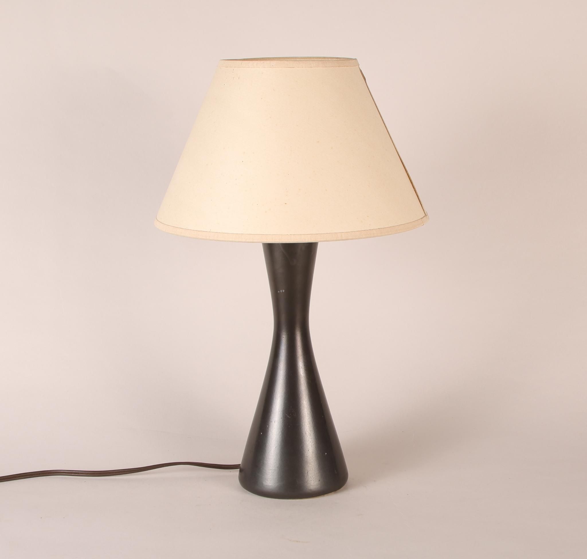 Dans le goût de Pol CHAMBOST (1906-1983) Lampe en céramique émaillée noir satiné, forme diabolo. Rares défauts d'émai...