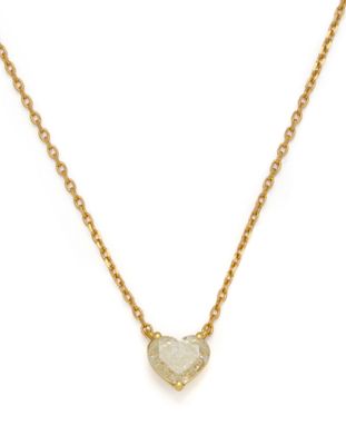 un collier en or avec une pierre en forme de cœur suspendue à une chaîne