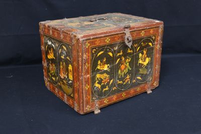 une petite boîte en bois ornée d'un motif peint