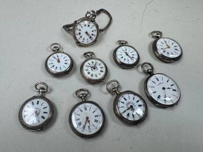 tout un tas d'horloges posées sur une table