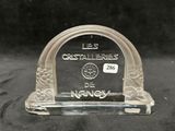 une plaque en verre transparent sur laquelle est inscrit le nom d'une ville