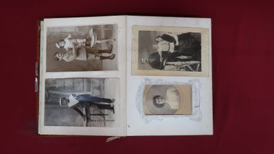 un livre sur lequel figurent plein de vieilles photos