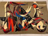 un tapis sur lequel est représentée une peinture, posé au sol