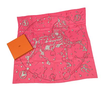 une écharpe rose sur laquelle est représentée une carte du monde