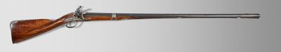 un vieux fusil avec une poignée en bois sur fond blanc
