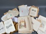 une pile de vieux livres sur une table
