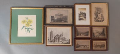 de nombreuses photos accrochées au mur de cette pièce