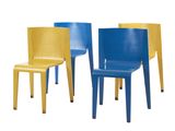 trois chaises en plastique de couleurs différentes, placées les unes à côté des autres sur une surface blanche