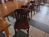 des tables et des chaises dans un restaurant doté de grandes baies vitrées et d'un sol à carreaux