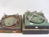deux boîtes ornées d'une horloge, placées l'une à côté de l'autre